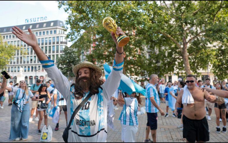Seguidores de la Selección Argentina se dan cita este domingo en Bilbao, País Vasco, en la antesala de la Final. EFE / L. Tejido