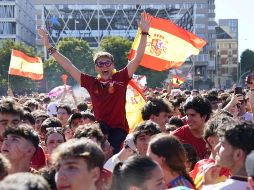 Aficionados de España animan a su selección antes de la final del Mundial 2026 entre España y Argentina, en la zona de aficionados de la Plaza de Colón, en Madrid. AFP / P. Hannah