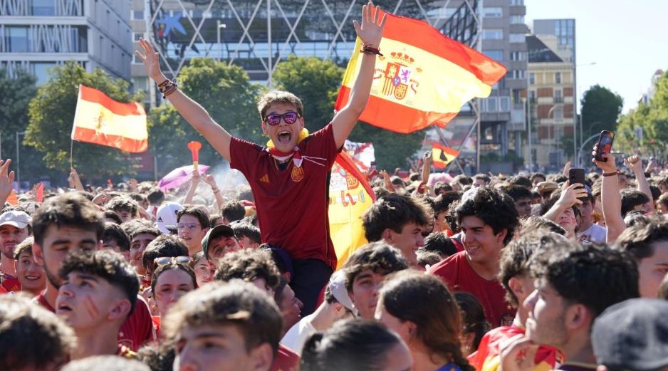 Aficionados de España animan a su selección antes de la final del Mundial 2026 entre España y Argentina, en la zona de aficionados de la Plaza de Colón, en Madrid. AFP / P. Hannah