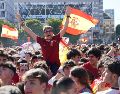 Aficionados de España animan a su selección antes de la final del Mundial 2026 entre España y Argentina, en la zona de aficionados de la Plaza de Colón, en Madrid. AFP / P. Hannah