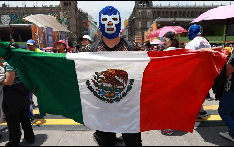 Un aficionado de México alienta a la Selección Mexicana desde el Fan Fest del Zócalo de la Ciudad de México durante el partido entre España y Argentina. EFE / M. Guzmán