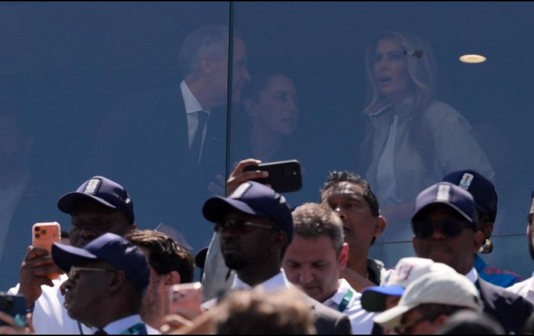 En redes sociales y en agencias de diversos medios de comunicación circulan fotografías de Claudia Sheinbaum en un palco del estadio, acompañada por los representantes de los tres países anfitriones. EFE / A. Colmenares.