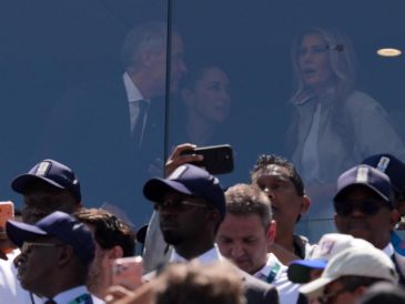 En redes sociales y en agencias de diversos medios de comunicación circulan fotografías de Claudia Sheinbaum en un palco del estadio, acompañada por los representantes de los tres países anfitriones. EFE / A. Colmenares.