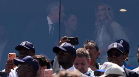 En redes sociales y en agencias de diversos medios de comunicación circulan fotografías de Claudia Sheinbaum en un palco del estadio, acompañada por los representantes de los tres países anfitriones. EFE / A. Colmenares.