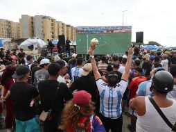 Hombres, mujeres y niños se concentraron alrededor de una pantalla gigante y en medio de edificios que presentan graves daños. EFE/M. Gutiérrez