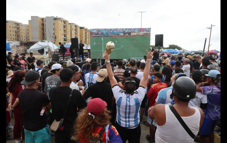 Hombres, mujeres y niños se concentraron alrededor de una pantalla gigante y en medio de edificios que presentan graves daños. EFE/M. Gutiérrez