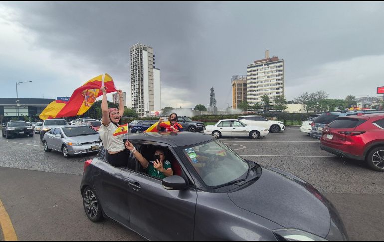  La lluvia no apagó la fiesta en la Glorieta Minerva. EL INFORMADOR / O. GONZÁLEZ