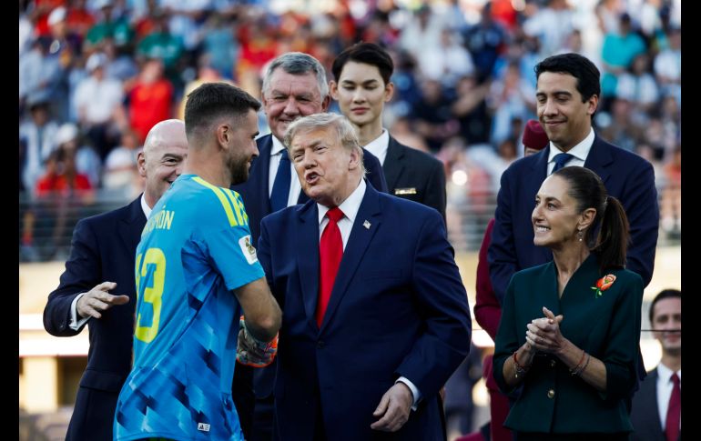 Donald Trump felicita a Unai Simón, de España, junto a la presidenta de México, Claudia Sheinbaum, este domingo. EFE/L. Jr