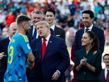 Donald Trump felicita a Unai Simón, de España, junto a la presidenta de México, Claudia Sheinbaum, este domingo. EFE/L. Jr