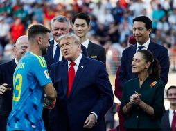 Donald Trump felicita a Unai Simón, de España, junto a la presidenta de México, Claudia Sheinbaum, este domingo. EFE/L. Jr
