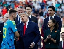 Donald Trump felicita a Unai Simón, de España, junto a la presidenta de México, Claudia Sheinbaum, este domingo. EFE/L. Jr