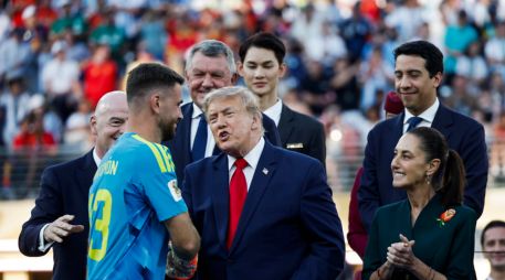Donald Trump felicita a Unai Simón, de España, junto a la presidenta de México, Claudia Sheinbaum, este domingo. EFE/L. Jr