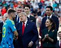 Donald Trump felicita a Unai Simón, de España, junto a la presidenta de México, Claudia Sheinbaum, este domingo. EFE/L. Jr