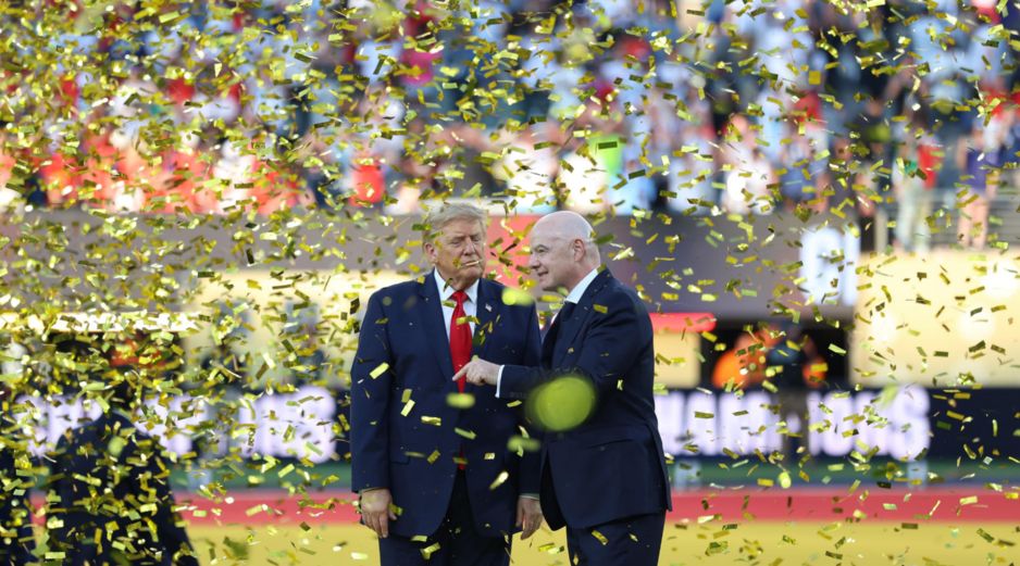 El presidente de Estados Unidos, Donald Trump (i) habla con el presidente de la FIFA, Gianni Infantino, durante la premiación del Mundial 2026. EFE/O. Guzmán