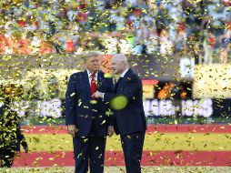 El presidente de Estados Unidos, Donald Trump (i) habla con el presidente de la FIFA, Gianni Infantino, durante la premiación del Mundial 2026. EFE/O. Guzmán