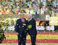El presidente de Estados Unidos, Donald Trump (i) habla con el presidente de la FIFA, Gianni Infantino, durante la premiación del Mundial 2026. EFE/O. Guzmán