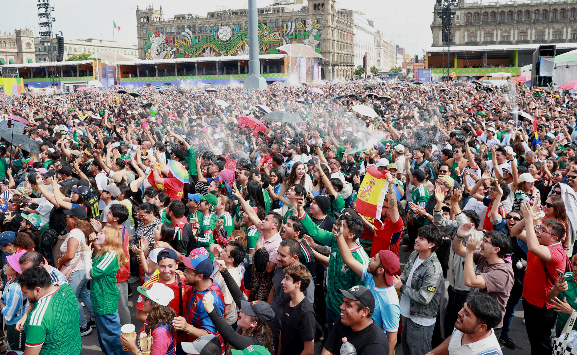 El desarrollo de las actividades en el Fan Fest capitalino transcurrió de manera ordenada y sin incidentes mayores. EFE/M. Guzmán
