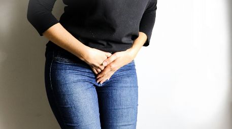 La Escherichia coli es responsable de aproximadamente el 90% de las infecciones urinarias, debido a que es un microorganismo que forma parte de la flora intestinal y que puede provocar una infección cuando alcanza las vías urinarias. Unsplash