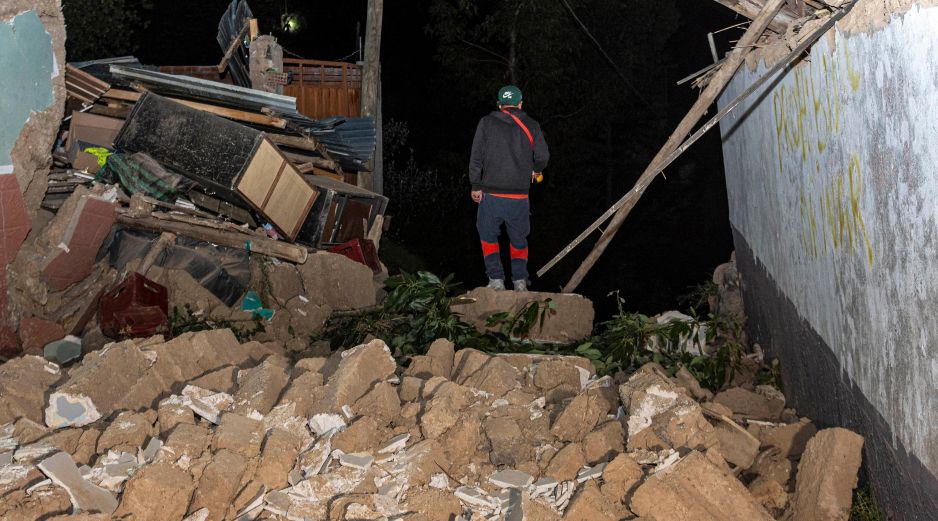 Imagen del 18 de julio de 2026 de una persona caminando por una calle con escombros luego de un sismo, en la ciudad de Chupaca, en el departamento de Junín, en el centro de Perú. Xinhua