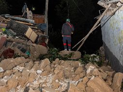 Imagen del 18 de julio de 2026 de una persona caminando por una calle con escombros luego de un sismo, en la ciudad de Chupaca, en el departamento de Junín, en el centro de Perú. Xinhua