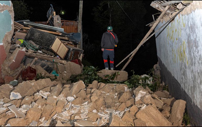 Imagen del 18 de julio de 2026 de una persona caminando por una calle con escombros luego de un sismo, en la ciudad de Chupaca, en el departamento de Junín, en el centro de Perú. Xinhua