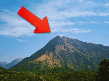 La mayoría de los 600 cráteres mencionados por expertos son volcanes monogenéticos. Esto significa que nacieron, hicieron erupción una sola vez y se apagaron para siempre, integrándose al paisaje. ESPECIAL / CANVA