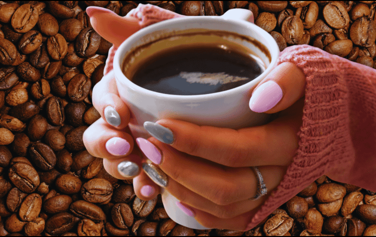 Tomar café negro en ayunas, especialmente tras una mala noche de sueño, reduce significativamente la capacidad del cuerpo para procesar la glucosa en el torrente sanguíneo. ESPECIAL / CANVA