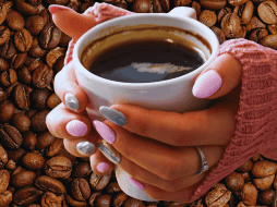 Tomar café negro en ayunas, especialmente tras una mala noche de sueño, reduce significativamente la capacidad del cuerpo para procesar la glucosa en el torrente sanguíneo. ESPECIAL / CANVA