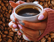 Tomar café negro en ayunas, especialmente tras una mala noche de sueño, reduce significativamente la capacidad del cuerpo para procesar la glucosa en el torrente sanguíneo. ESPECIAL / CANVA