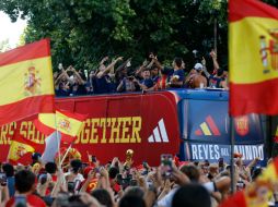 Se pudo ver a los jugadores sonrientes e interactuando con el público presente en arcenes, aceras y el resto del mobiliario urbano, además de cantar las canciones que amenizaban el recorrido. EFE/Ballesteros