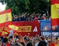 Se pudo ver a los jugadores sonrientes e interactuando con el público presente en arcenes, aceras y resto del mobiliario urbano, además de cantando las canciones que amenizaban el recorrido. EFE/Ballesteros