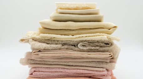 La correcta higiene de los textiles en el hogar previene alergias y alarga la durabilidad de los tejidos. UNSPLASH / M. Poole