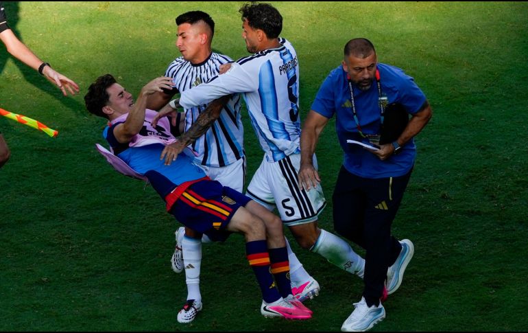 Las repeticiones de video mostraron a varios jugadores involucrados en un altercado. AP / Y. Iwamura