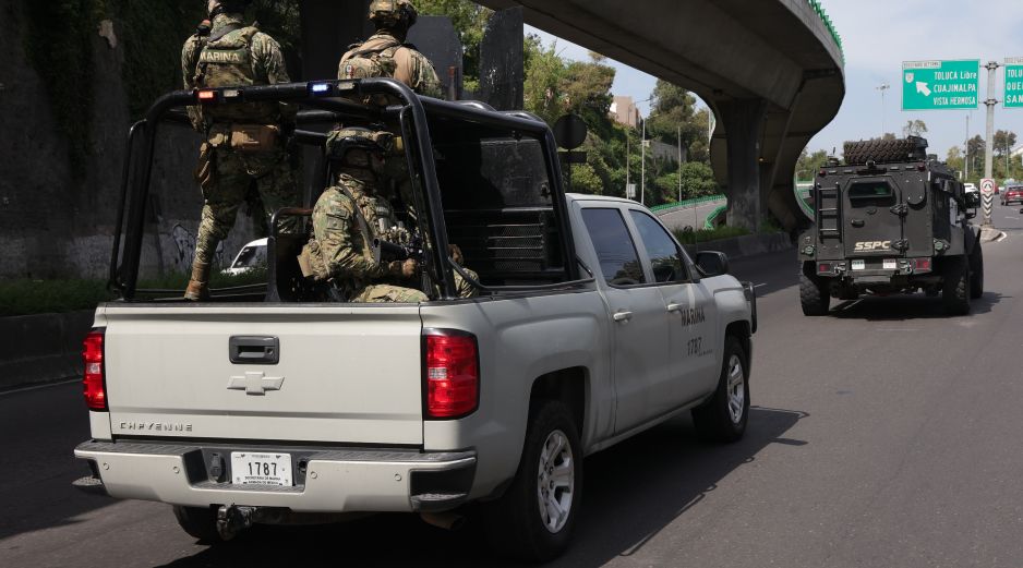 Integrantes de la Semar custodian un camión blindado que traslada al exgobernador de Baja California Norte, Ernesto Ruffo Appel, al penal de Almoloya. EFE/M. Hartz
