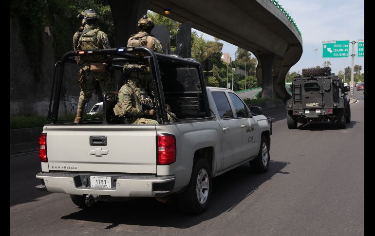 Integrantes de la Semar custodian un camión blindado que traslada al exgobernador de Baja California Norte, Ernesto Ruffo Appel, al penal de Almoloya. EFE/M. Hartz