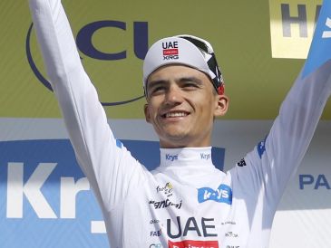 Del Toro no solo completó la etapa, sino que cruzó la meta en una histórica tercera posición, lo que le permitió recuperar el maillot blanco de líder de los jóvenes y ascender al tercer puesto de la clasificación general del Tour. EFE/G. Horcajuelo