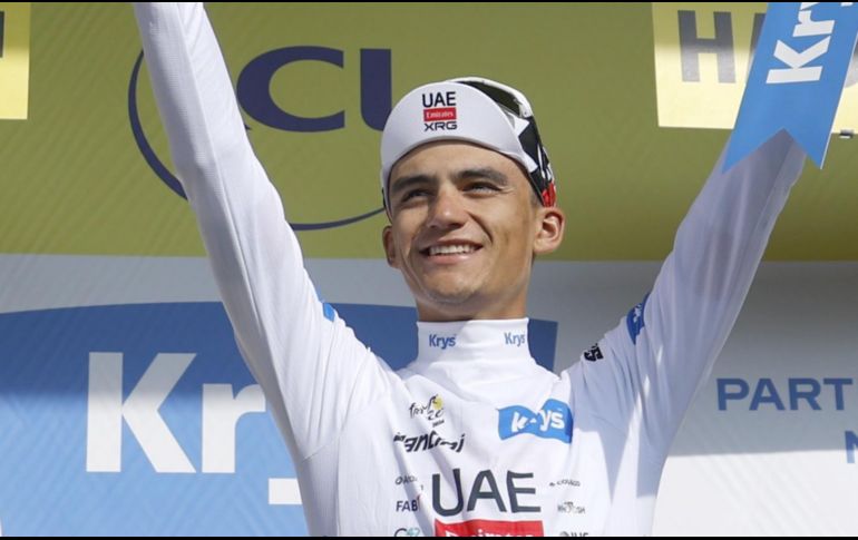 Del Toro no solo completó la etapa, sino que cruzó la meta en una histórica tercera posición, lo que le permitió recuperar el maillot blanco de líder de los jóvenes y ascender al tercer puesto de la clasificación general del Tour. EFE/G. Horcajuelo