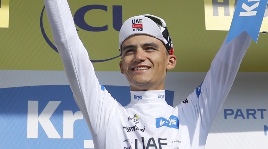 Del Toro no solo completó la etapa, sino que cruzó la meta en una histórica tercera posición, lo que le permitió recuperar el maillot blanco de líder de los jóvenes y ascender al tercer puesto de la clasificación general del Tour. EFE/G. Horcajuelo