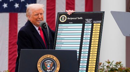 El presidente de EU, Donald Trump, habla durante un evento para anunciar nuevos aranceles en la Casa Blanca, en Washington, el 2 de abril de 2025. AP/ARCHIVO