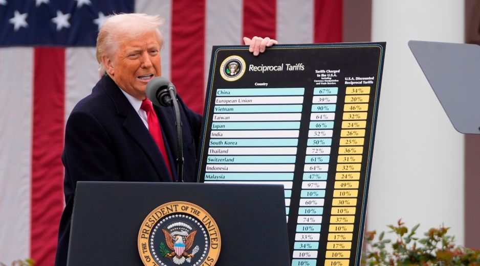 El presidente de EU, Donald Trump, habla durante un evento para anunciar nuevos aranceles en la Casa Blanca, en Washington, el 2 de abril de 2025. AP/ARCHIVO
