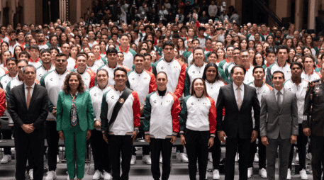 La Presidenta Claudia Sheinbaum abanderó a los atletas que representarán a México en Santo Domingo 2026. X/@Claudiashein