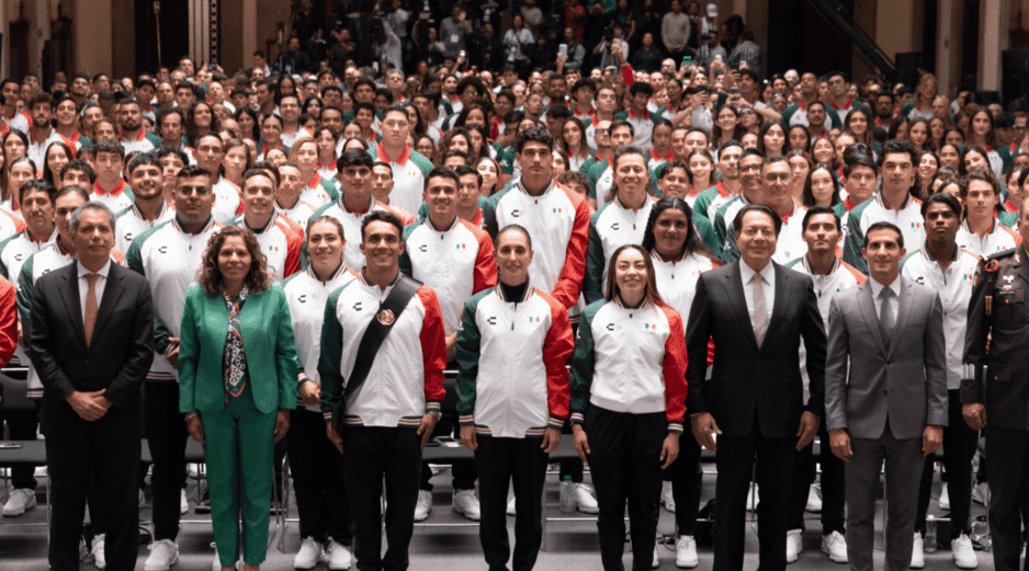 La Presidenta Claudia Sheinbaum abanderó a los atletas que representarán a México en Santo Domingo 2026. X/@Claudiashein