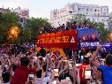 La Selección hizo un recorrido a bordo de un autobús especial y convivió con sus fans, todo mientras presumían la Copa del Mundo. EFE/B. Sánchez