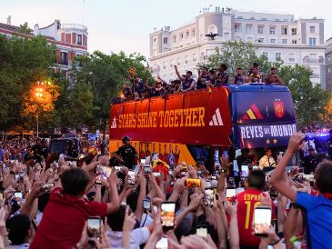 La Selección hizo un recorrido a bordo de un autobús especial y convivió con sus fans, todo mientras presumían la Copa del Mundo. EFE/B. Sánchez