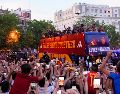 La Selección hizo un recorrido a bordo de un autobús especial y convivió con sus fans, todo mientras presumían la Copa del Mundo. EFE/B. Sánchez