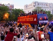 La Selección hizo un recorrido a bordo de un autobús especial y convivió con sus fans, todo mientras presumían la Copa del Mundo. EFE/B. Sánchez