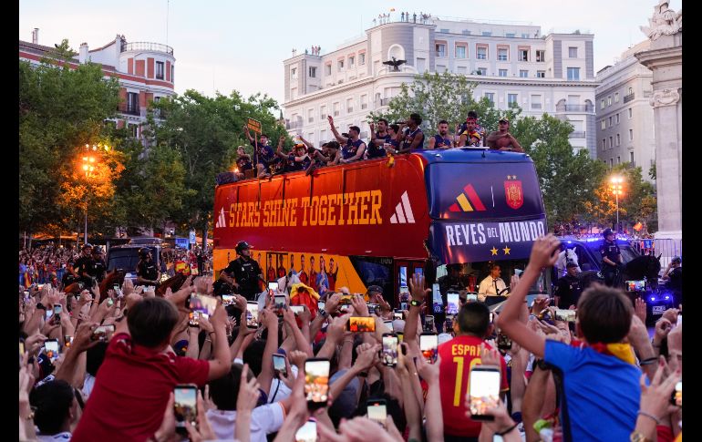 La Selección hizo un recorrido a bordo de un autobús especial y convivió con sus fans, todo mientras presumían la Copa del Mundo. EFE/B. Sánchez