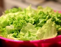 El brote de ciclosporiasis vinculado a lechuga mexicana ha encendido alertas. ESPECIAL/PIXABAY