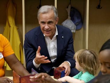 El primer ministro canadiense, Mark Carney, juega con niños en la guardería London French Day Care Centre en London, Ontario. AP/N. Osborne