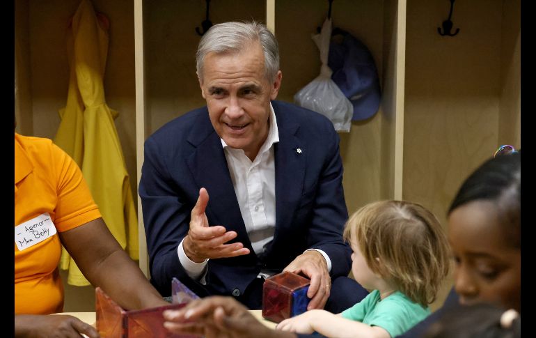 El primer ministro canadiense, Mark Carney, juega con niños en la guardería London French Day Care Centre en London, Ontario. AP/N. Osborne